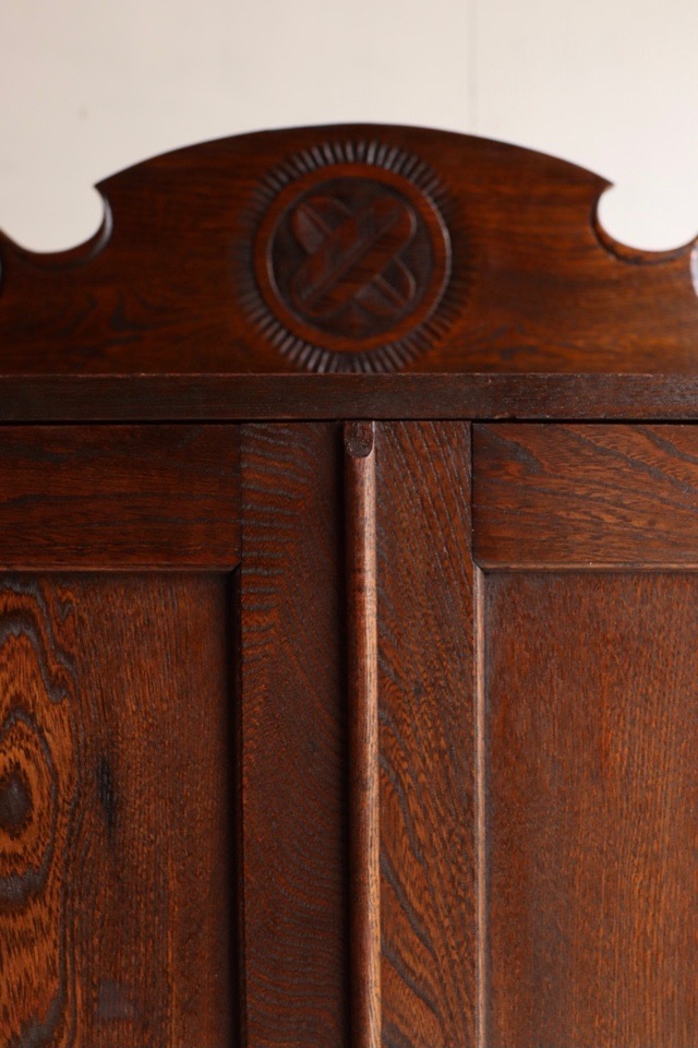 葉ガラスの戸棚