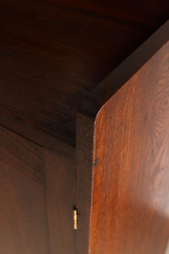 葉ガラスの戸棚