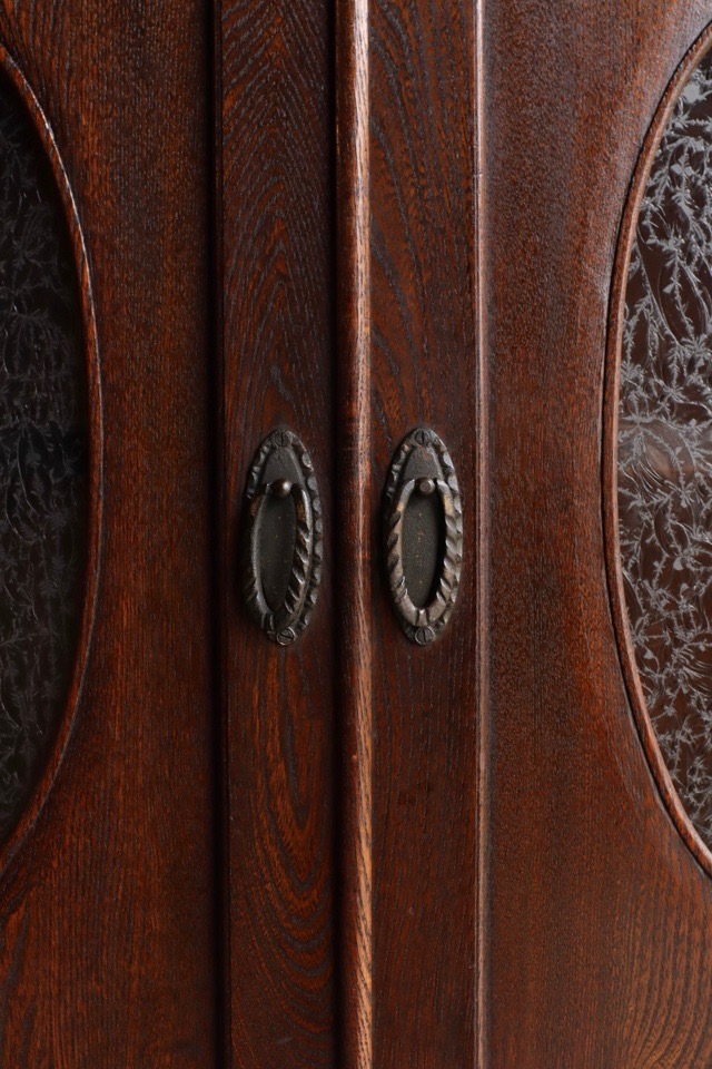 葉ガラスの戸棚