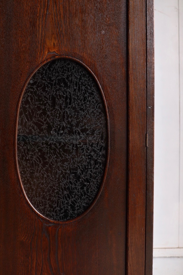 葉ガラスの戸棚