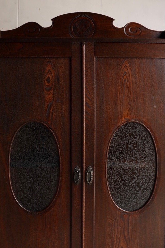 葉ガラスの戸棚