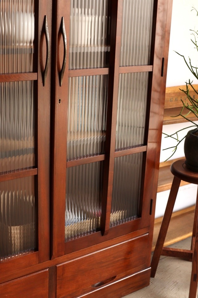 モールガラスの戸棚