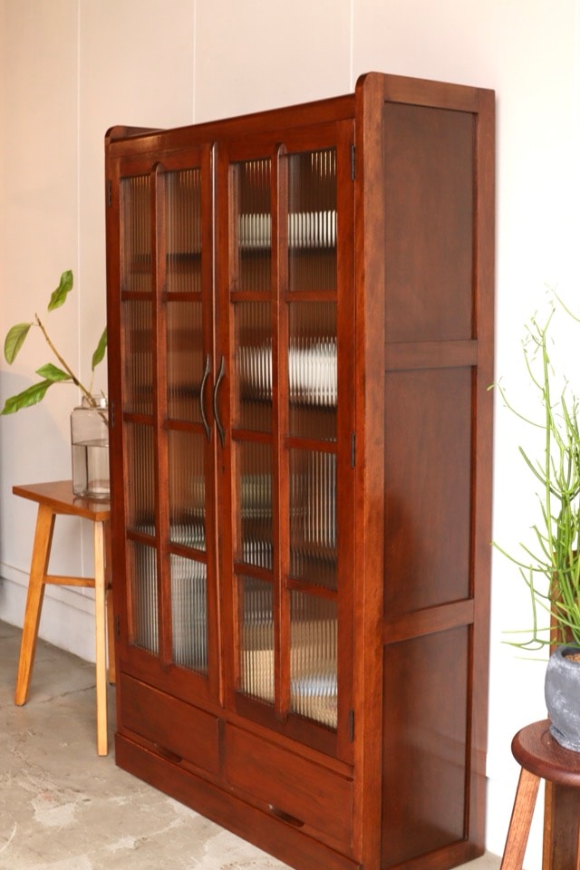 モールガラスの戸棚