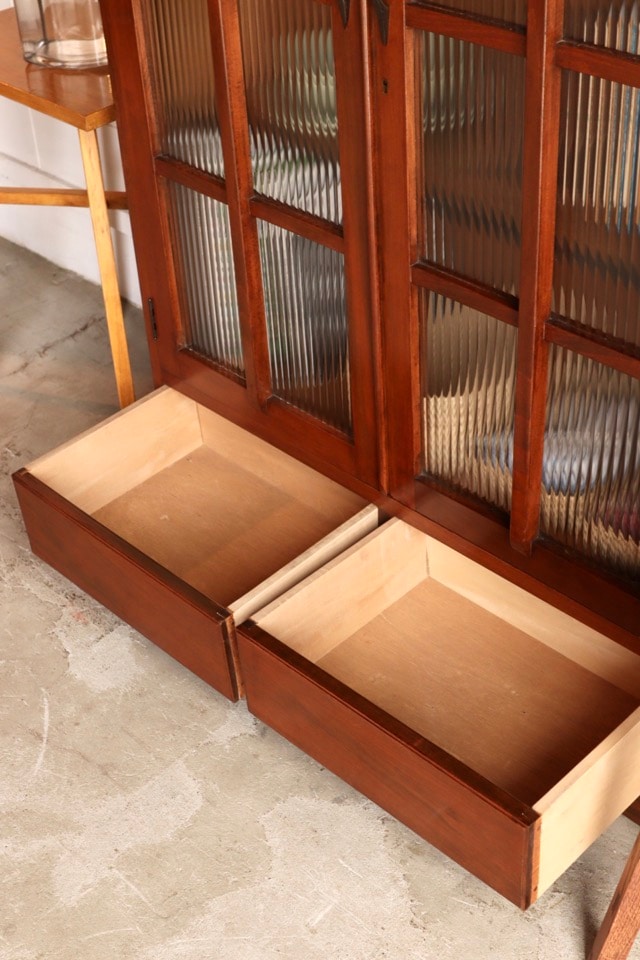 モールガラスの戸棚