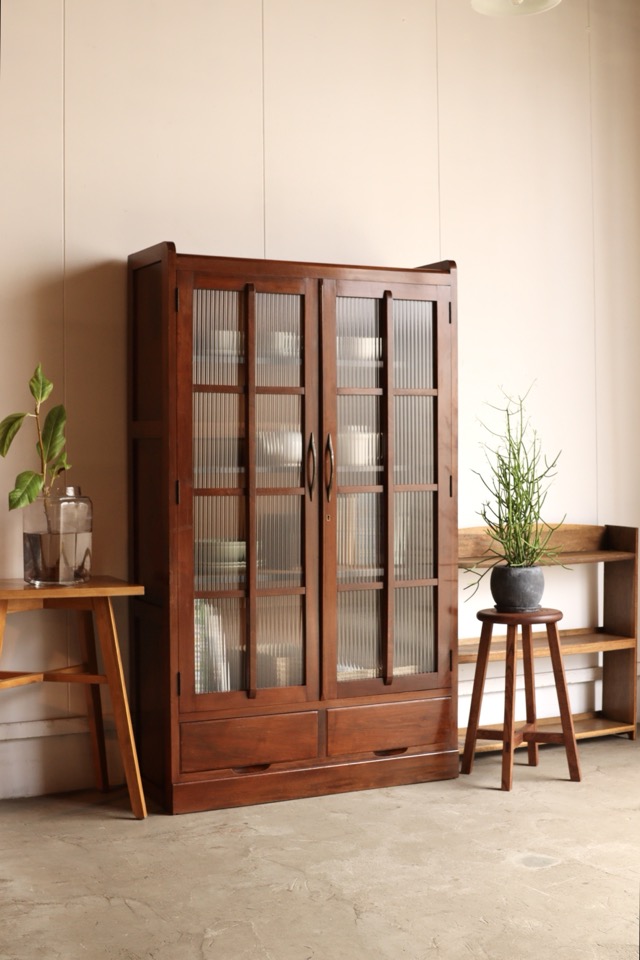 モールガラスの戸棚