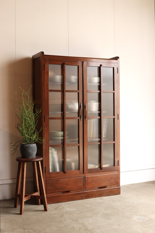 モールガラスの戸棚