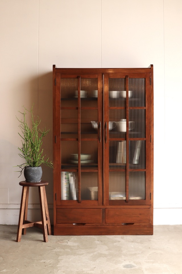 モールガラスの戸棚