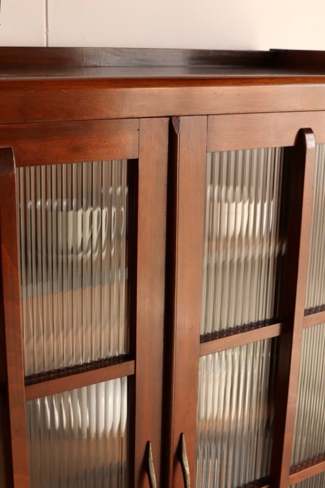 モールガラスの戸棚