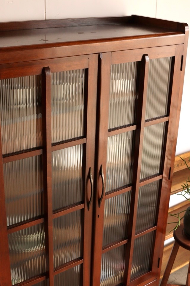 モールガラスの戸棚