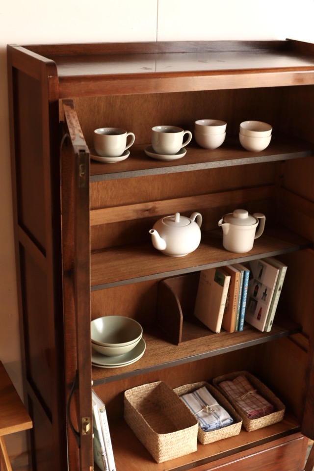 モールガラスの戸棚