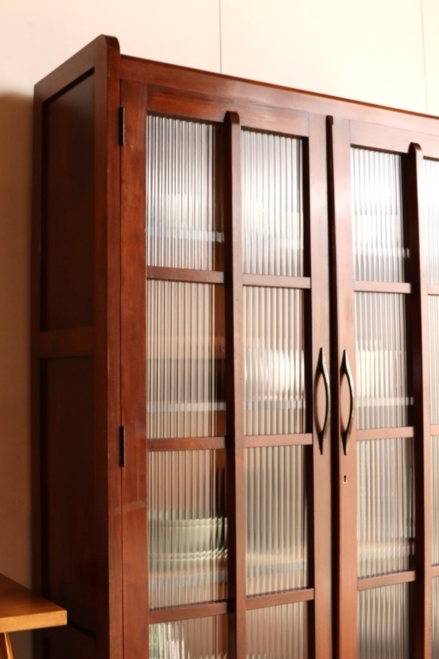 モールガラスの戸棚