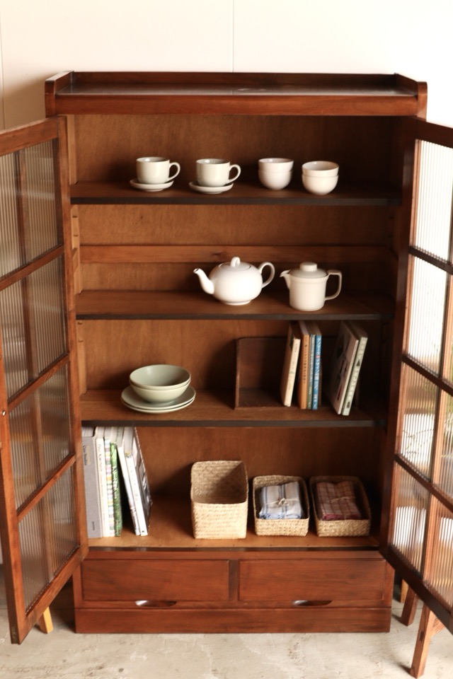 モールガラスの戸棚