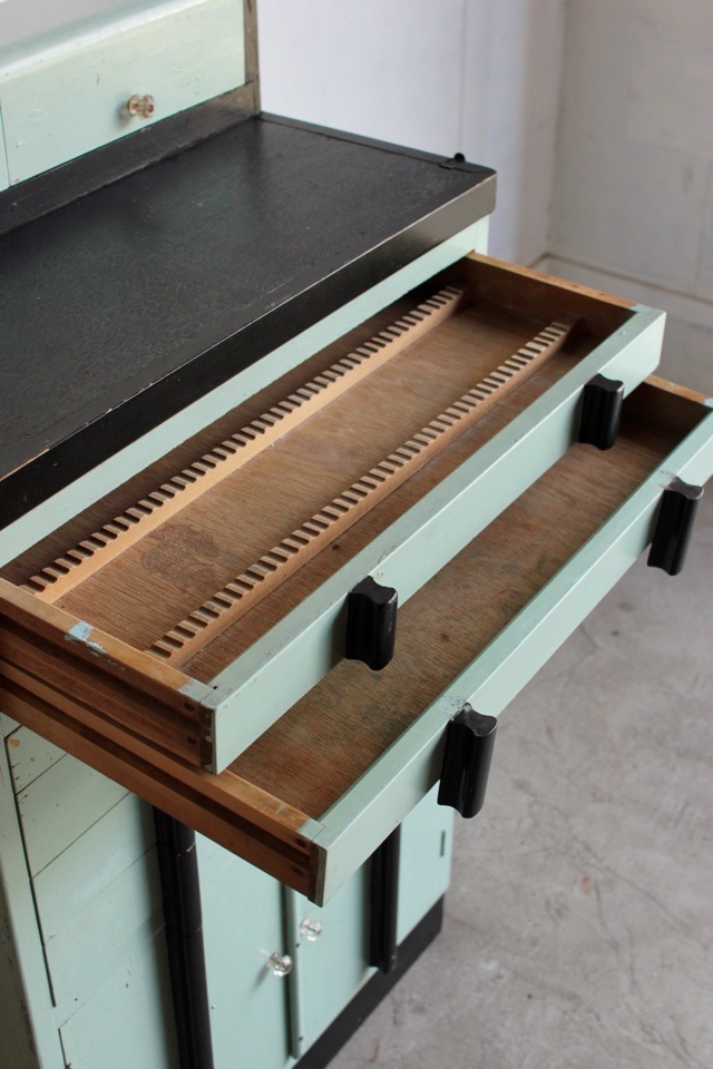 歯医者さんのキャビネット