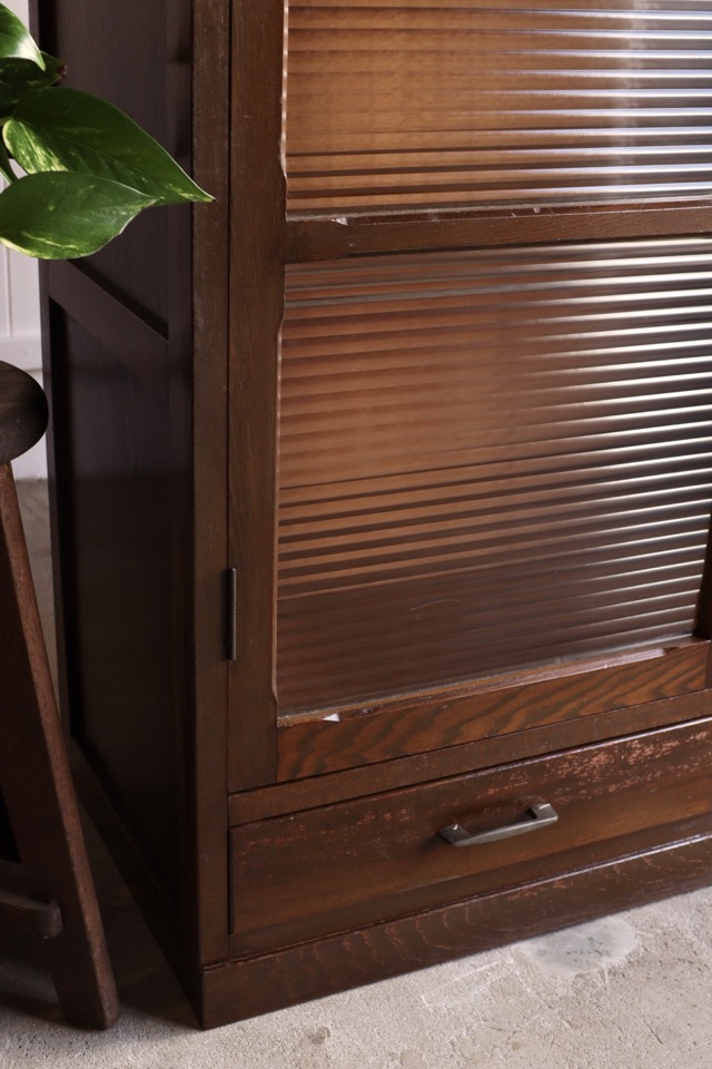 モールガラスの戸棚