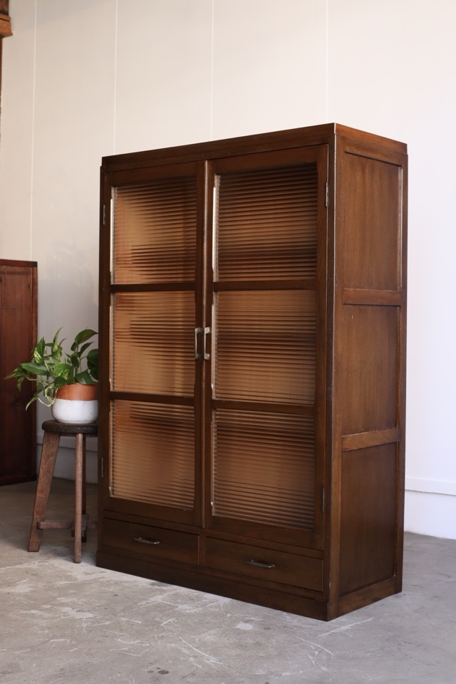 モールガラスの戸棚