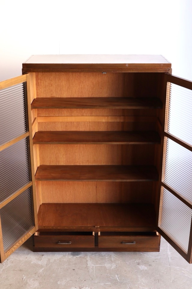 モールガラスの戸棚