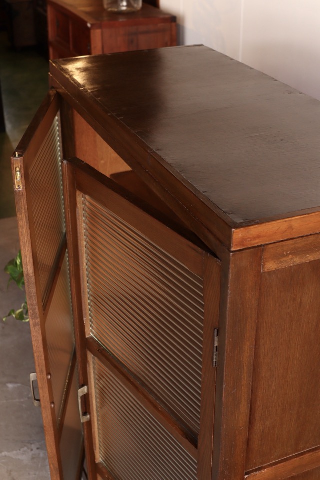 モールガラスの戸棚