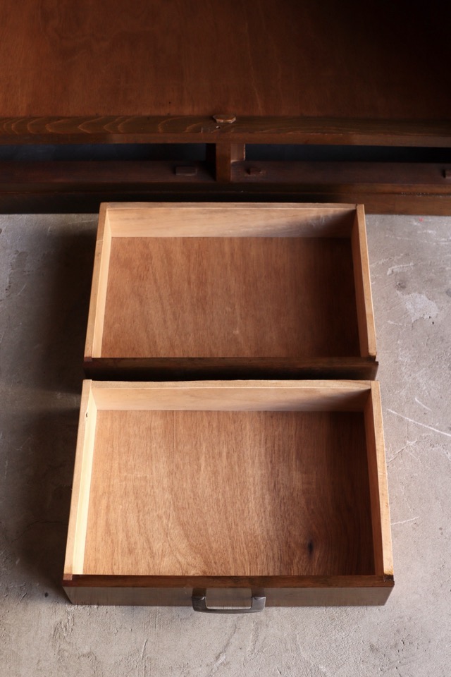 モールガラスの戸棚