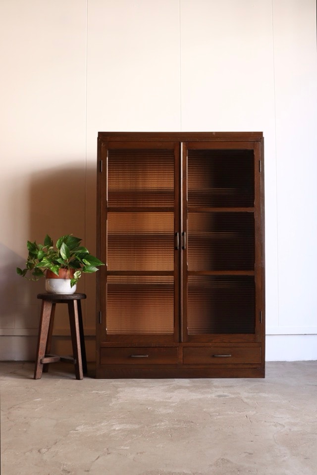 モールガラスの戸棚