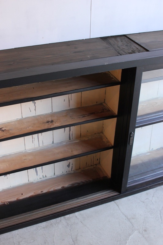 横長ガラス引戸棚