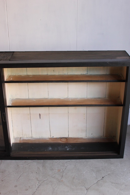 横長ガラス引戸棚