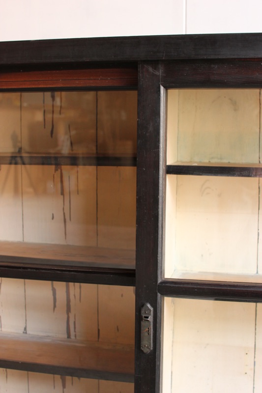 横長ガラス引戸棚