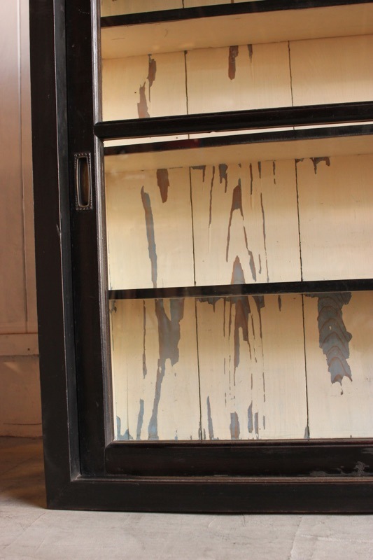 横長ガラス引戸棚