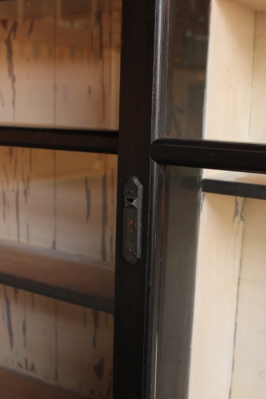 横長ガラス引戸棚