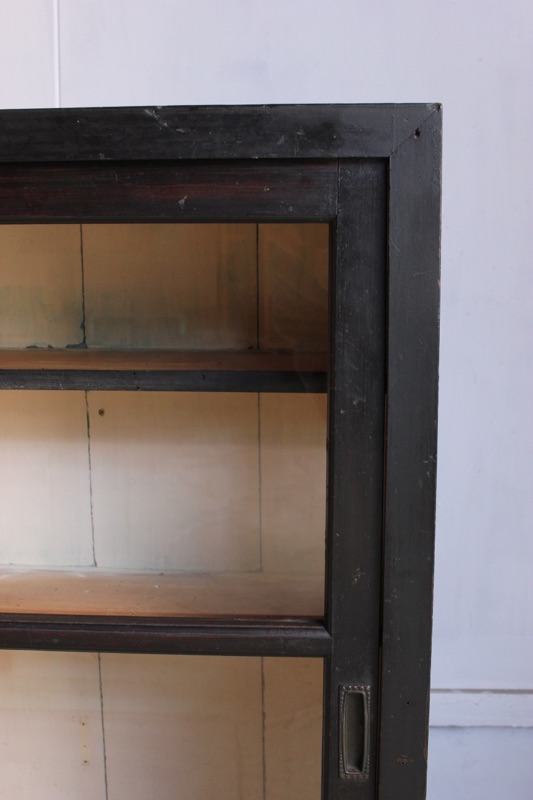 横長ガラス引戸棚