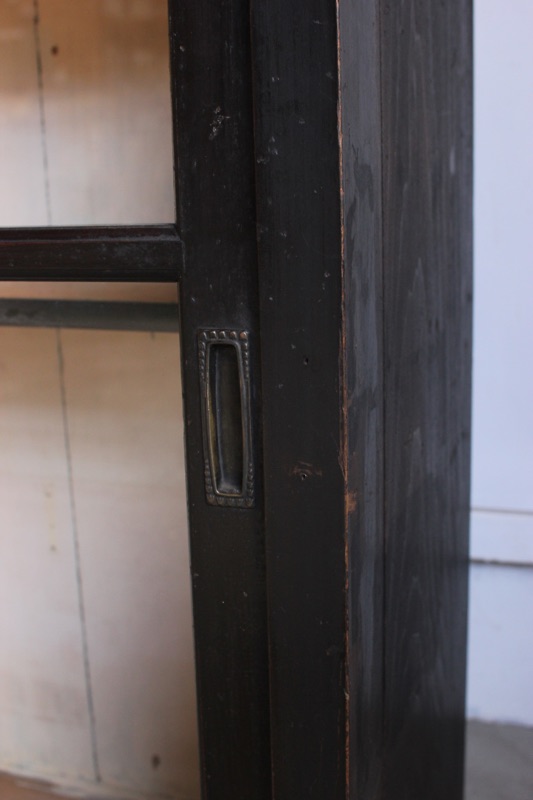 横長ガラス引戸棚