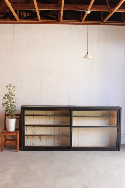 横長ガラス引戸棚