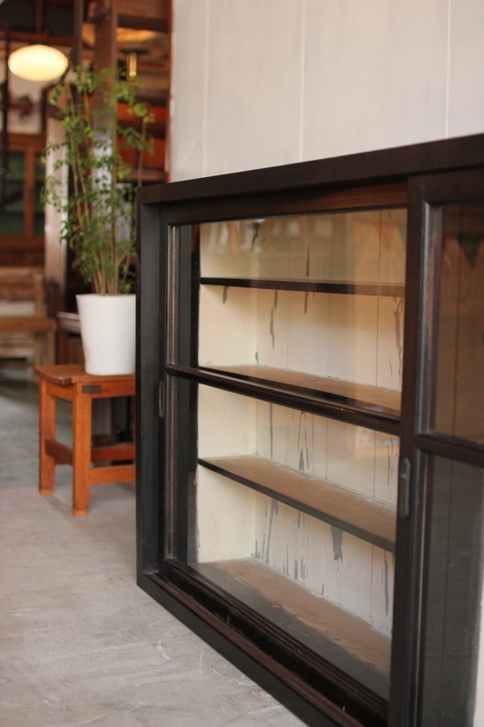 横長ガラス引戸棚