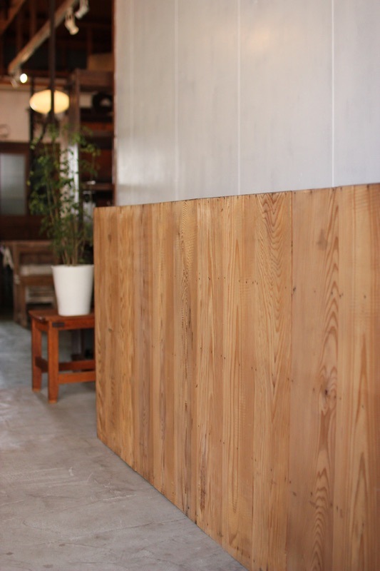 横長ガラス引戸棚