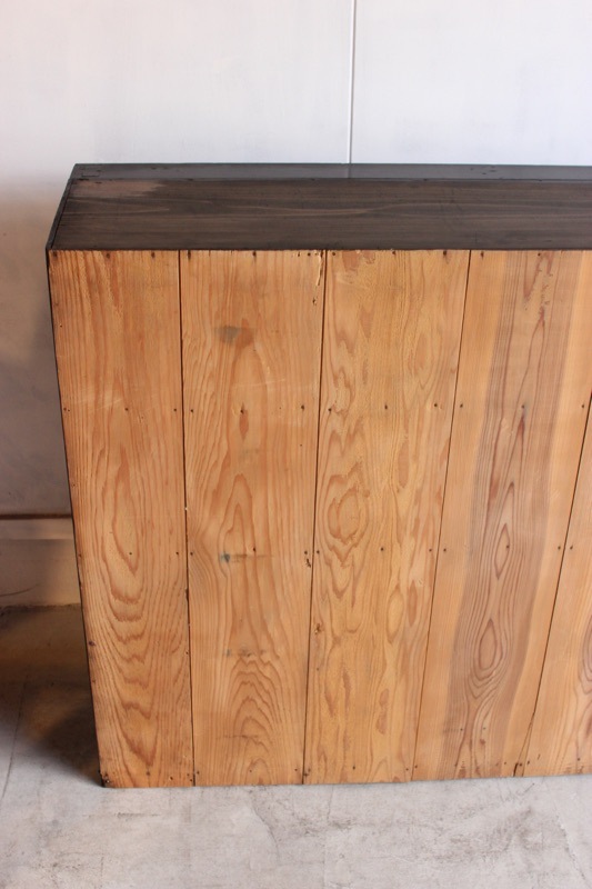 横長ガラス引戸棚