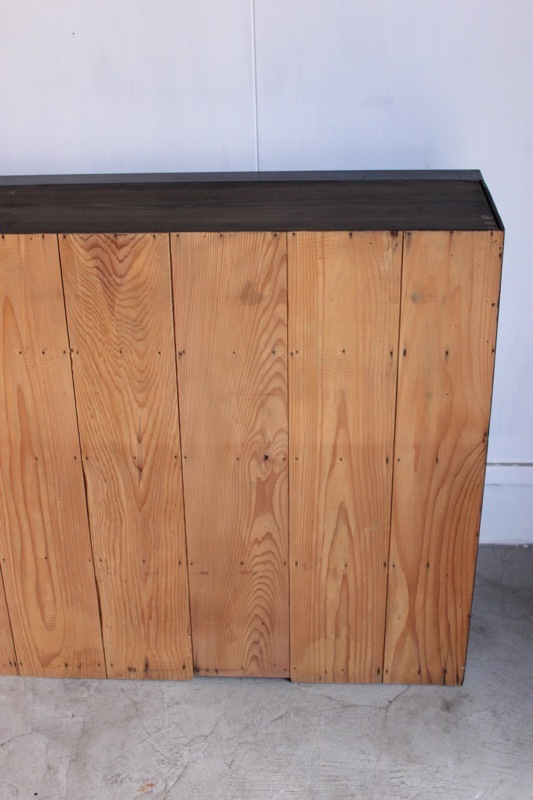 横長ガラス引戸棚