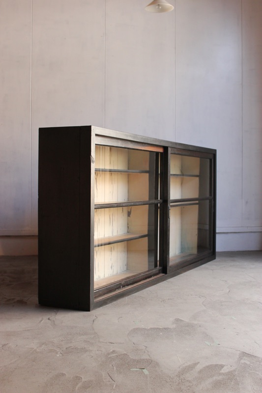 横長ガラス引戸棚