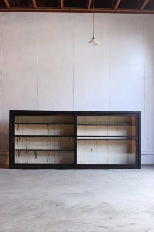 横長ガラス引戸棚