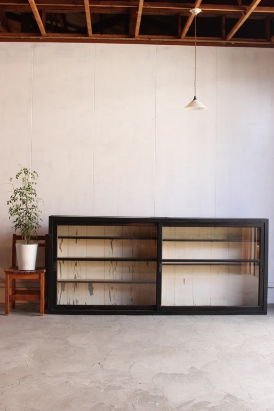 横長ガラス引戸棚