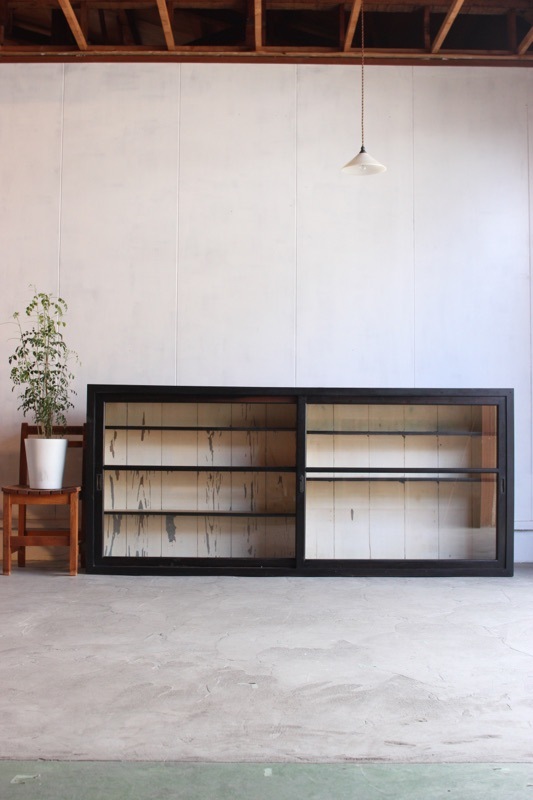 横長ガラス引戸棚