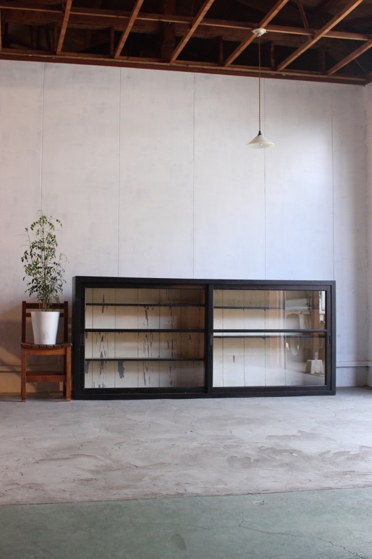 横長ガラス引戸棚