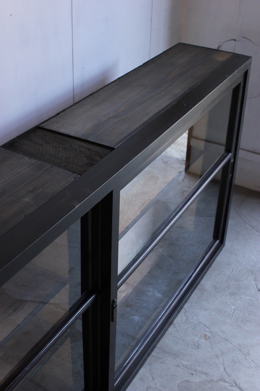 横長ガラス引戸棚