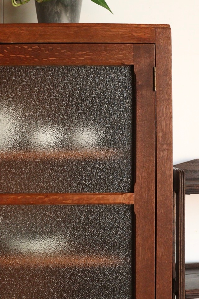 ダイヤガラスの戸棚