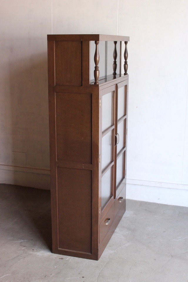 モールガラスの戸棚