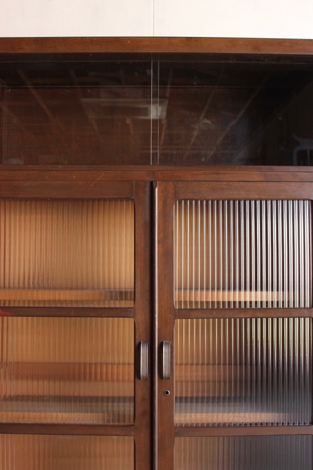 モールガラスの戸棚