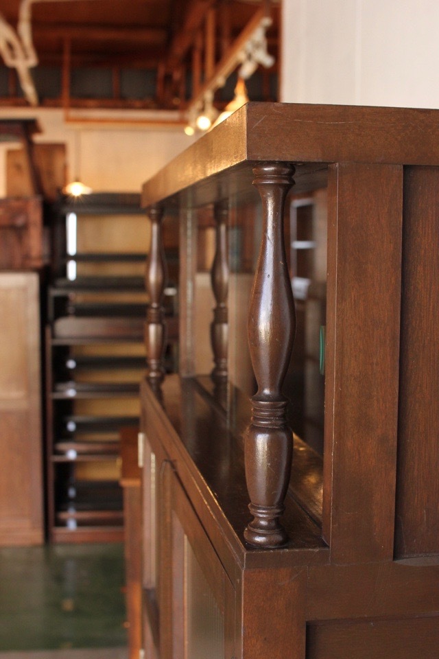 モールガラスの戸棚