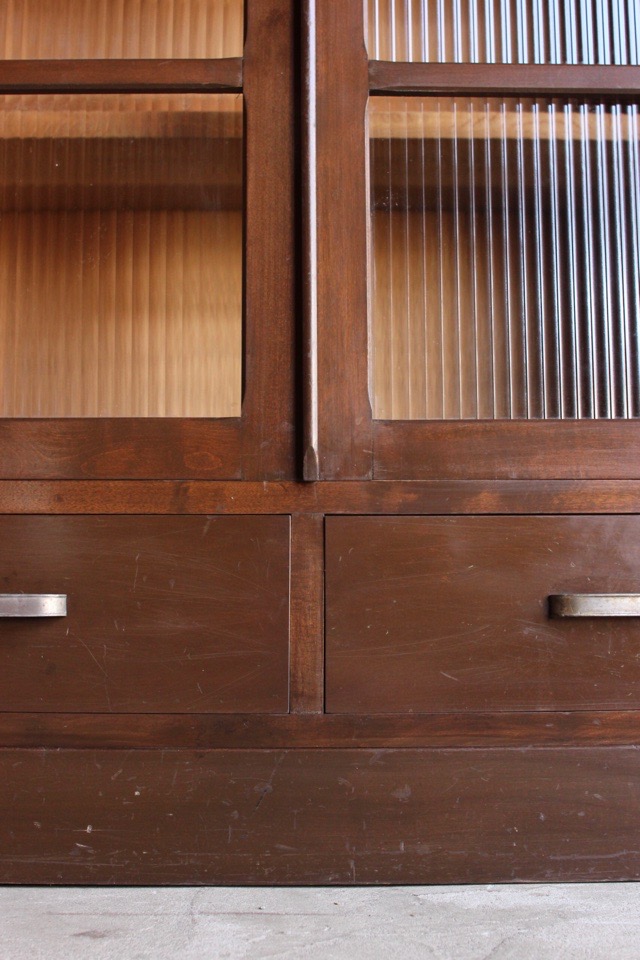 モールガラスの戸棚