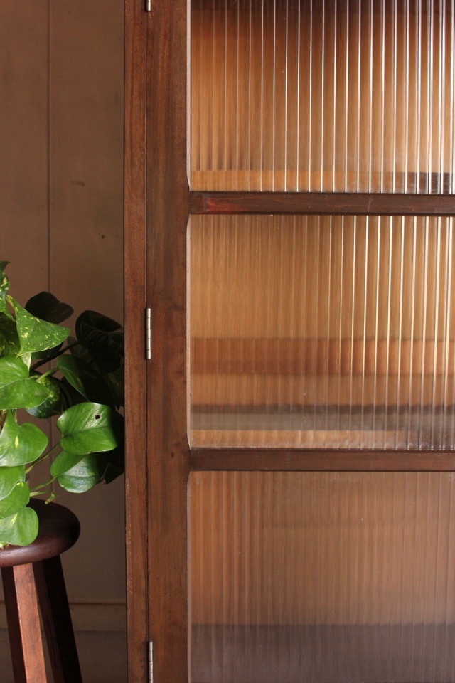 モールガラスの戸棚