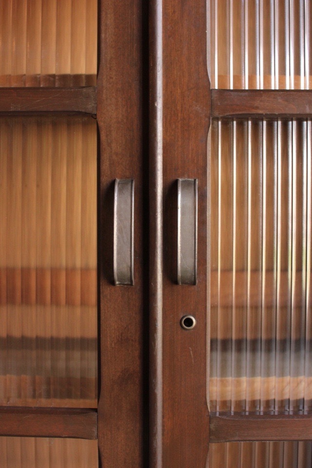 モールガラスの戸棚