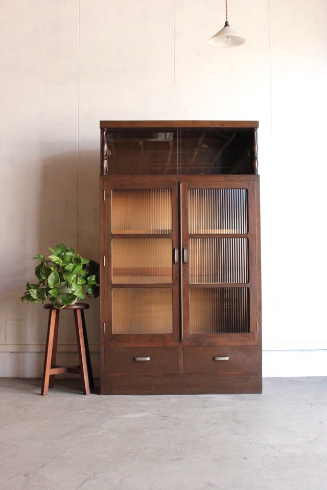 モールガラスの戸棚