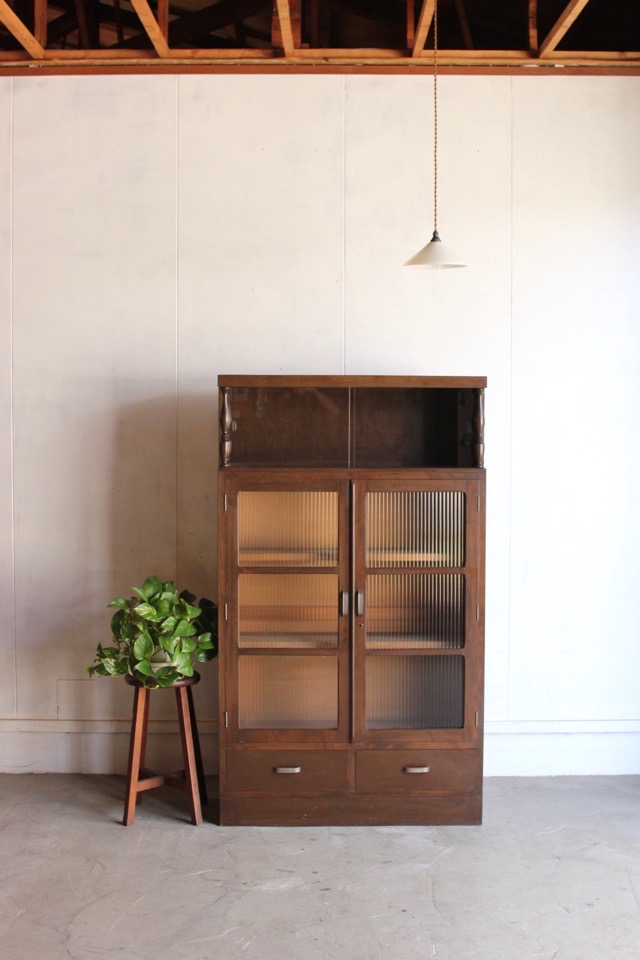 モールガラスの戸棚